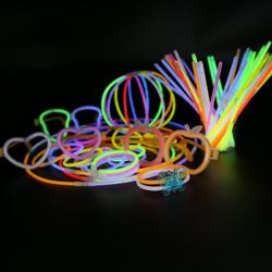 435stuks Glow sticks Feestje pakket  MagieQ (200 glowsticks 9 kleuren) |Glow bril| Bunny oren|Bloemen connectors|Feest|Halloween|Kerst